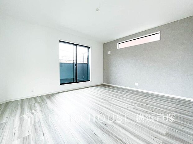 【Living room】明るく開放的な空間が広がるLDK。室内には豊かな陽光が注ぎ込み、爽やかな住空間を演出。