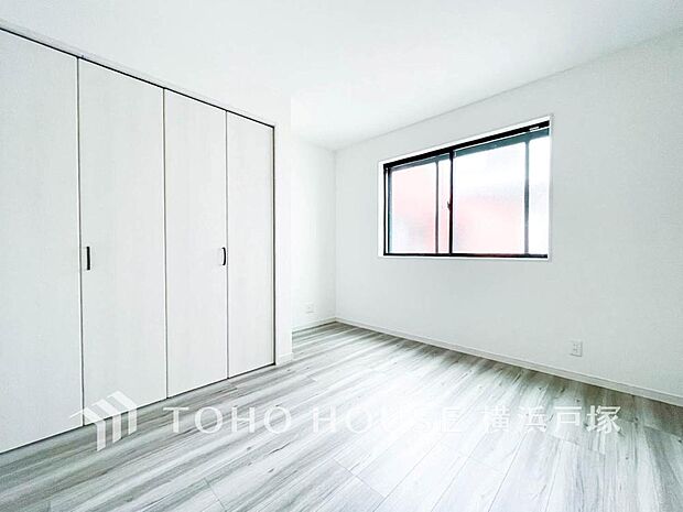 【Room】1日の疲れを癒し、心地よく寛げるようゆったりとした広さを確保しています。プライベートタイムをより優雅に穏やかに…。落ち着いた雰囲気を紡ぎます。