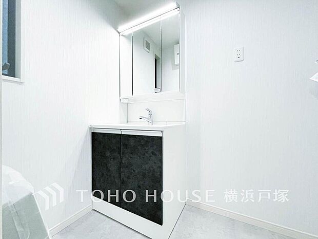 【Powder room】清潔感のあるプライベート空間は、身だしなみチェックや肌のお手入れに最適です。収納もあり、スッキリと見映えの良い空間に拵えました。時間に余裕とゆとりを持たせます。