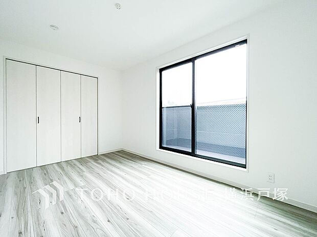 【Room】大きな窓からたっぷりと陽光が注がれる明るい空間。家族の成長に対応できる永住仕様の間取り。時を忘れて過ごす場所として過ごせるお部屋。