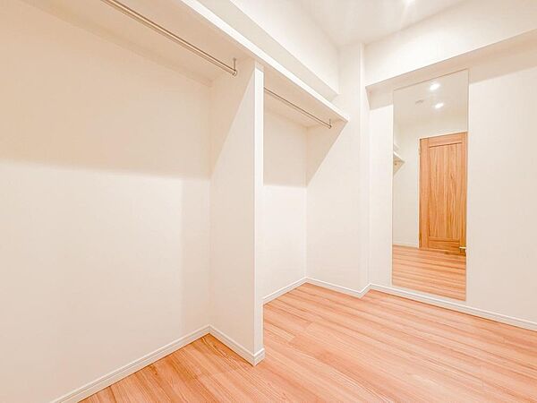 建物内部の収納には拘りました。共有部分に設けた収納。お荷物が多い方にも安心です。
