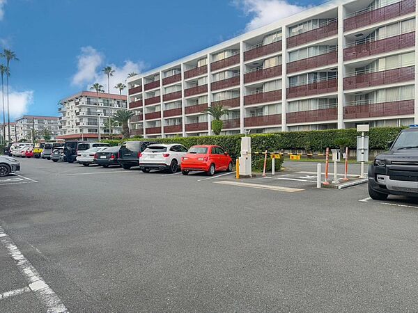 ゆったりとした駐車スペースを確保いたしましたので、大きめのお車でも駐車可能です。空き状況は随時ご確認ください