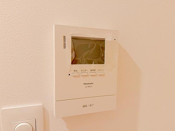 誰が来てもわかる様にモニター付きインターホンを設置。家事導線を考慮した個所に設置し、防犯性と利便性に優れ快適と安らぎを合わせた優しい設計。