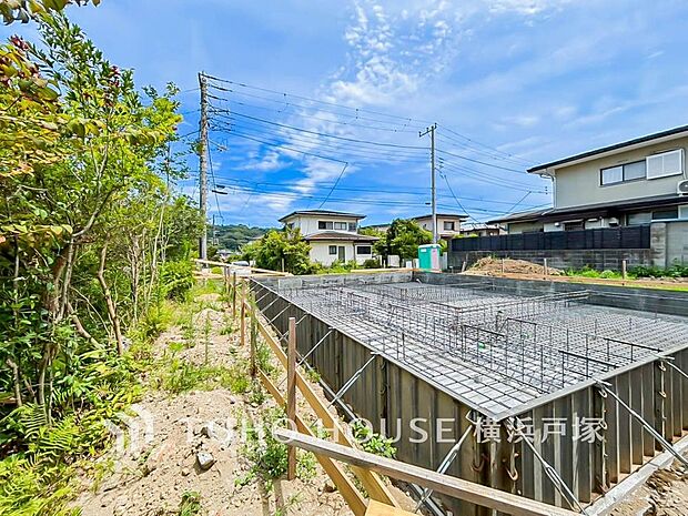 落ち着いた住宅地に位置し、周囲には穏やかな街並みが広がります。帰宅時にほっとできるような、住まいらしい温かみを感じられる佇まいが楽しみです。(2026.8)