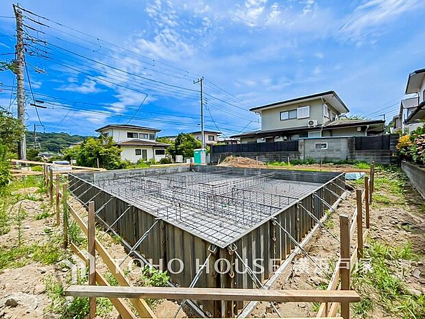 周囲の街並みに馴染む落ち着いた北欧デザイン住宅の誕生です。敷地周辺の様子や建物の雰囲気など、現地でゆっくりご覧いただくことで住まいのイメージが広がります。(2026.8)