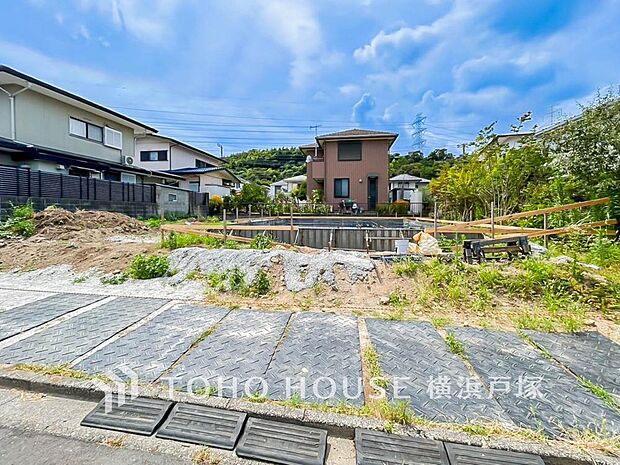 住宅が立ち並ぶ落ち着いたエリアに位置する住まい。周辺環境と調和した建物で、毎日の生活をゆったりと過ごすイメージが広がります。(2026.8)