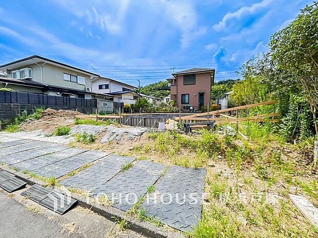 80坪の広さの敷地。周囲に緑が身近で季節を感じることのできる自然豊かな環境です(2026.8)
