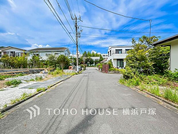 街並みの風景に包み込まれながら、瀟洒な印象も湛えて佇みます。(2026.8)