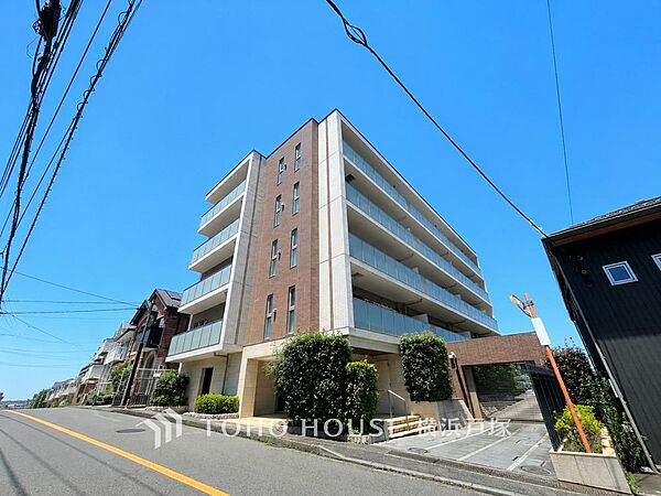 「Appearance」その邸が魅せる、気品・上質・重厚感・細やかさ、そのすべては訪れた者に安らぎと品性を与える特別な空間です。ここに住むからこそ意味がある。すべての（始まり）をここから迎えます