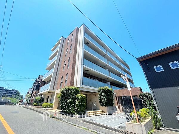 「Appearance」穏やかな風と陽光を導き、プライバシーに配慮された設計プランを採用し、居住性を一段と心地よいものにしています。周辺環境とのコラボレーションにより明るく開放的な空間を演出。