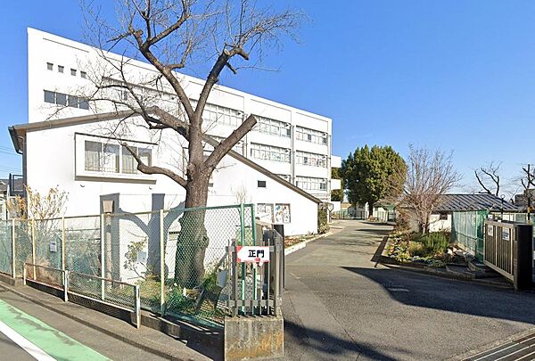 青葉台の閑静な住宅街に位置する公立小学校。緑豊かな落ち着いた環境の中、子どもたちがのびのびと学んでいます。整備された通学路や地域の目に見守られた健やかな教育環境が、毎日の快適な登下校を温かく支えます。
