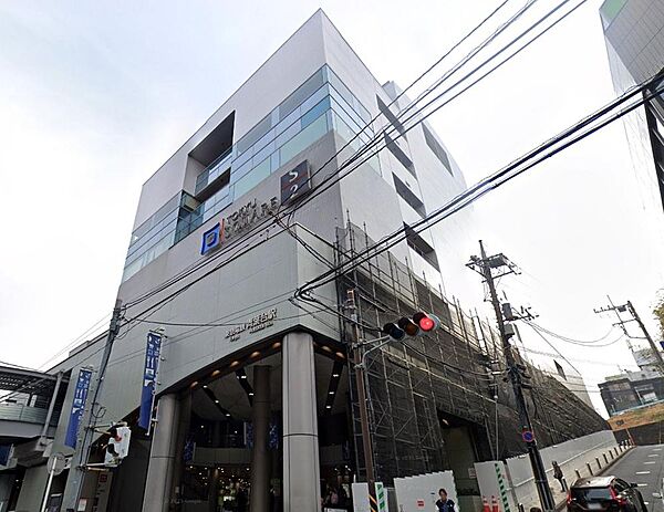 青葉台駅前にある複合商業施設。ファッションや雑貨、多彩な飲食店に加え、食料品フロアも充実しています。日常の買い物から休日のショッピングまで、幅広いニーズに応える充実のラインナップが魅力のスポットです。