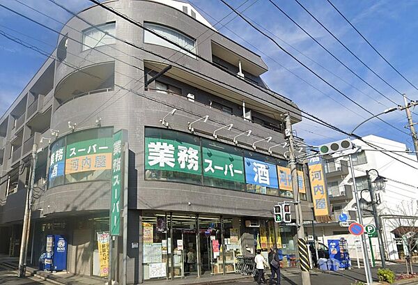 大容量でリーズナブルな食材が豊富に揃う便利なスーパー。プロ仕様の冷凍食品や珍しい輸入食材など多彩なラインナップが魅力です。毎日の自炊はもちろん、まとめ買いにも重宝し、日々の食生活をより豊かに支えます。