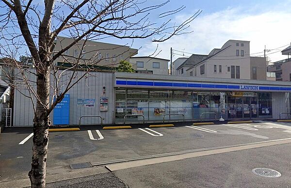 24時間営業で深夜や早朝の買い物にも心強いコンビニ。お弁当や惣菜、日用品の品揃えが豊富で急な用事や毎日の生活に大活躍。ＡＴＭや各種手続きも利用可能で身近にあると日々の暮らしがさらに快適になります。