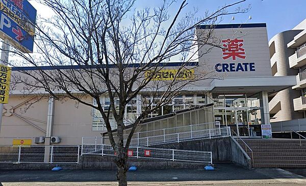 医薬品や化粧品はもちろん、日用品や食品の品揃えも充実したドラッグストア。夜まで営業しており、お仕事帰りや急な買い出しにも大変心強い存在です。日々の生活必需品が身近で揃い、毎日の暮らしを快適に支えます。