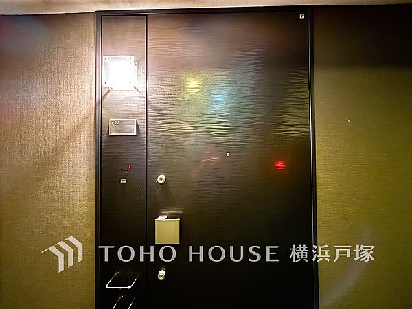 【Entrance】お客様をお迎えする玄関は落ち着いた雰囲気。帰り着くたびに洗練されたテイストの空間に迎えられ誇りと喜びを感じる玄関まわりです。