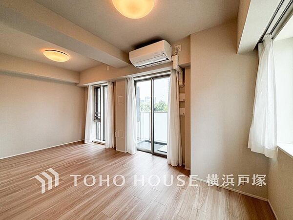 【Living room】ここにはみんなが集い、食事と楽しい会話が始まる。話に夢中になりすぎて、ついつい時を忘れてしまう。そんな束の間の幸せを感じさせてくれる場所。