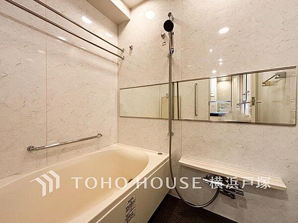 【Bathroom】1日の疲れを取り心身を癒すことができる住まいの中のリラクゼーション空間、リラックスできるよう優しいカラーをチョイスしました。時を忘れるほどのんびりできる空間に。