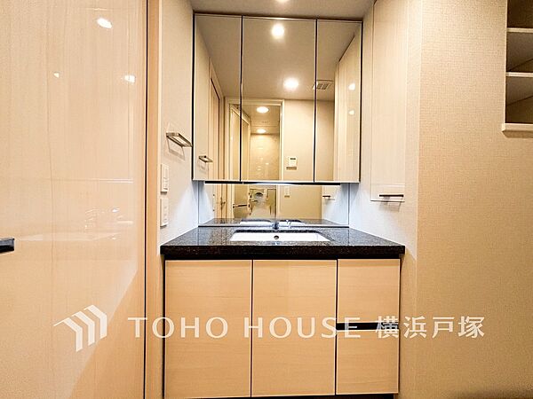 【Powder room】朝の慌ただしい時間でもホテルライクなスペースで余裕とゆとりを感じて頂けます。