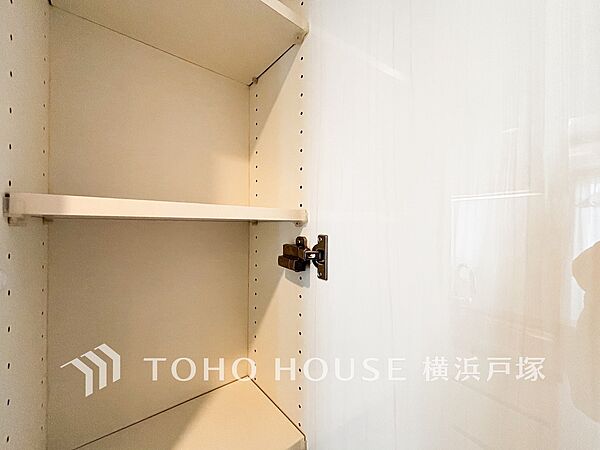 【Storage】整理整頓がしやすい収納スペース。日常の必需品をすっきり収納し、部屋を広く保つ機能的な設計。