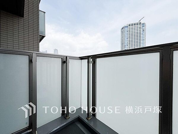 【Balcony】気持ちのいい空が見渡せる広いバルコニー。爽やかな風を感じて、心躍る素敵な暮らしがはじまります。