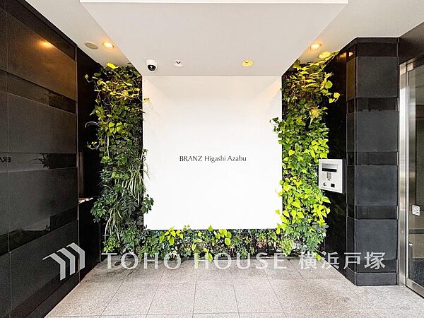 【Entrance】植栽の位置や開放的なエクステリアも含めて美しくトータルにデザインされています。時間のゆとりと空間、爽やかな陽光がもたらす光と風を贅沢なまでに感じる暮らしが始まります。
