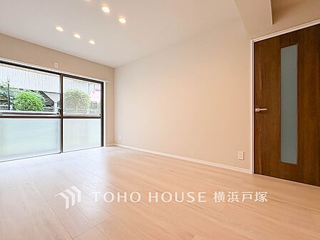 【Living room】ここにはみんなが集い、食事と楽しい会話が始まる。話に夢中になりすぎて、ついつい時を忘れてしまう。そんな束の間の幸せを感じさせてくれる場所。
