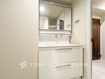【Powder room】清潔感のあるプライベート空間は、身だしなみチェックや肌のお手入れに最適です。収納もあり、スッキリと見映えの良い空間に拵えました。時間に余裕とゆとりを持たせます。