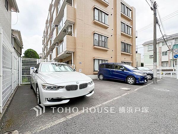 【Car space】敷地内駐車場で安心と快適をプラス。移動も便利でスムーズ（空き状況はお問合せ下さい）