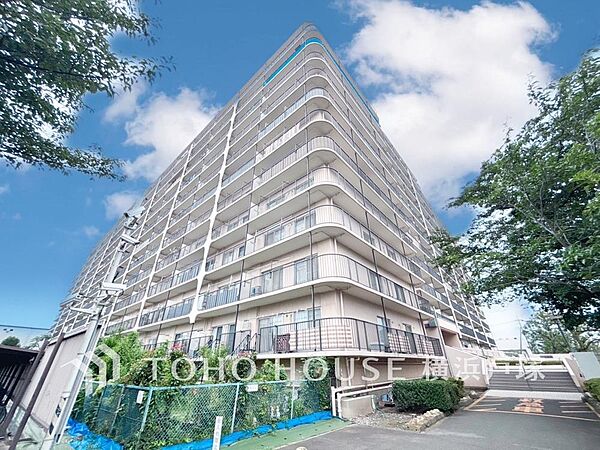 【Appearance】堂々たる趣ながら、主張し過ぎずどこか余裕を感じさせるシャープなフォルムで佇む邸宅は、晴天の空と照らし合わせる事で、本来あるべき完成形の姿を見せてくれます。