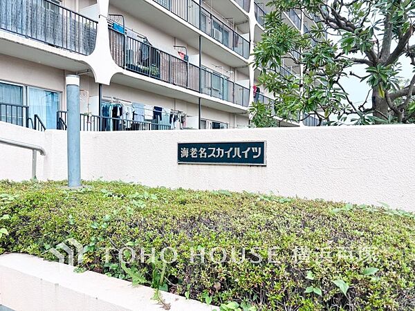 【レリーフ】建物の顔となるレリーフが、住まいに上質な印象を添えます。帰宅するたびに感じる落ち着きと品格が、日々の暮らしを心地よく彩るエントランスのワンシーンです。