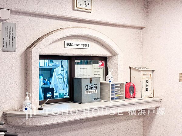 【受付】エントランスにある温かみのある受付。住まう人に安心と快適を提供する受付カウンター。心地よい毎日をサポートします