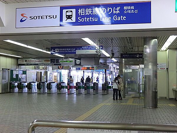 海老名駅まで約1700ｍ。特急ロマンスカーも停車する、海老名市の中心的なターミナル駅です。東口の「ビナウォーク」や西口の「ららぽーと海老名」に直結しており、一日中多くの人々で賑わいます。