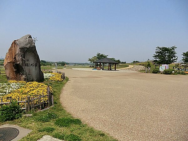 相模三川公園まで約650m。広大な県立の河川公園です。相模川沿いに位置し、丹沢の美しい山並みを望めます。大型の複合遊具や広々とした芝生広場、パークゴルフ場、川遊びができる小川も備えています。