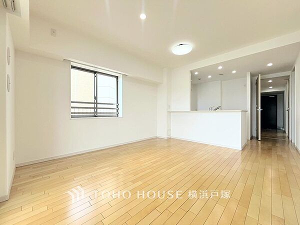 【Living room】ここにはみんなが集い、食事と楽しい会話が始まる。話に夢中になりすぎて、ついつい時を忘れてしまう。そんな束の間の幸せを感じさせてくれる場所。