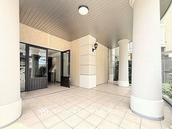 【Entrance】上質感漂うエントランス。めまぐるしく過ぎ行く日々の中でゆったりとした休息と癒しを提供してくれる居住者のプライベート空間があります。