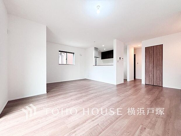 【Living room】造りこんだ空間演出の妙が生み出す光と質のハーモニーはこの住宅のクオリティの良さを実感させてくれます。