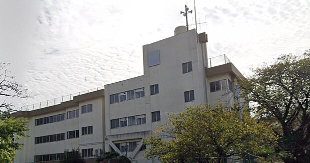 海老名市立海老名中学校まで徒歩圏。海老名駅からも近い公立中学校で、「思いやりの心」と「感謝の心」を大切にし、生徒一人ひとりの成長を育む教育を実践しています。