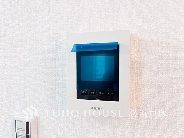 誰が来てもわかる様にモニター付きインターホンを設置。家事導線を考慮した個所に設置し、防犯性と利便性に優れ快適と安らぎを合わせた優しい設計。