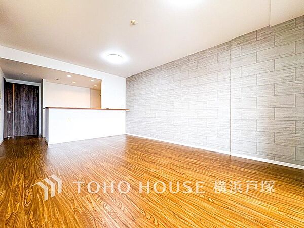 【Living room】明るく開放的な空間が広がるLDK。室内には豊かな陽光が注ぎ込み、爽やかな住空間を演出。