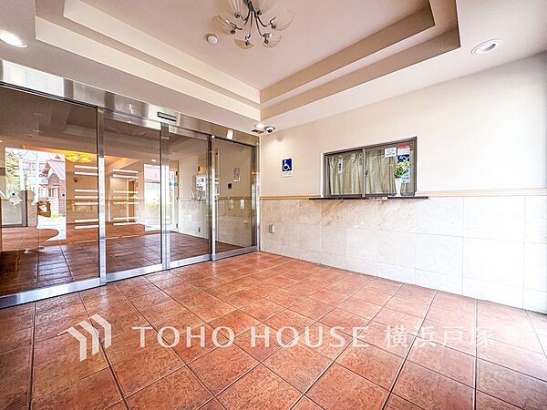 【Entrance】上質感漂うエントランス。めまぐるしく過ぎ行く日々の中でゆったりとした休息と癒しを提供してくれる居住者のプライベート空間があります。
