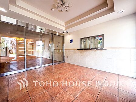 【Entrance】上質感漂うエントランス。めまぐるしく過ぎ行く日々の中でゆったりとした休息と癒しを提供してくれる居住者のプライベート空間があります。