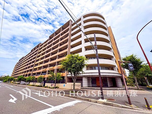 「Appearance」堂々たる趣ながら、主張し過ぎずどこか余裕を感じさせるシャープなフォルムで佇む邸宅は、晴天の空と照らし合わせる事で、本来あるべき完成形の姿を見せてくれます。