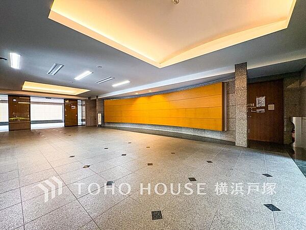「Entrance」いくつかの種類の石と、木質系の素材が創出する雰囲気は、現代的な「和」の風情を感じさせます。