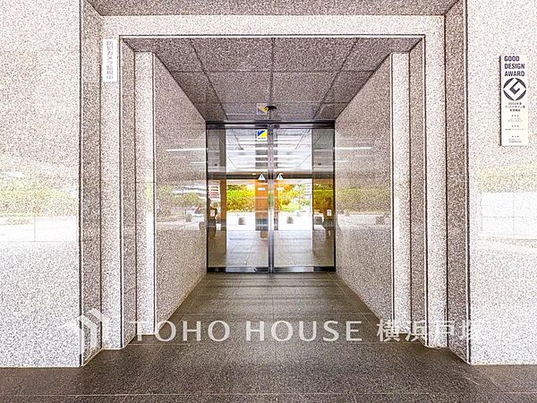 「Entrance」色合いも落ち着いた色を中心に構成され、重厚感のある雰囲気で居住者・来客者を迎えてくれます。