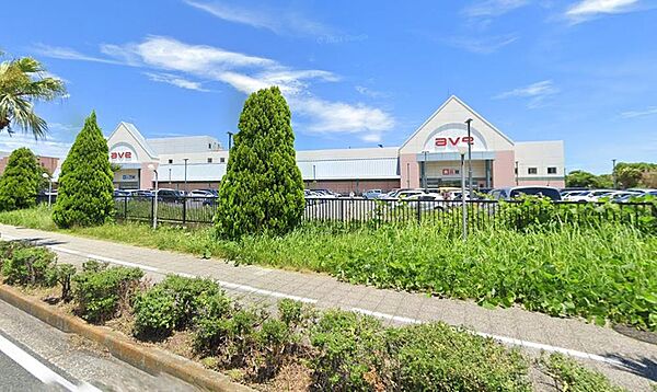 横須賀の海沿いエリアにある大型スーパー。広大な売場に新鮮な生鮮食品や惣菜、日用品が豊富に揃います。広い駐車場も完備され、まとめ買いにも大変便利。毎日のお買い物を快適に支える、地域の頼れるスポットです。