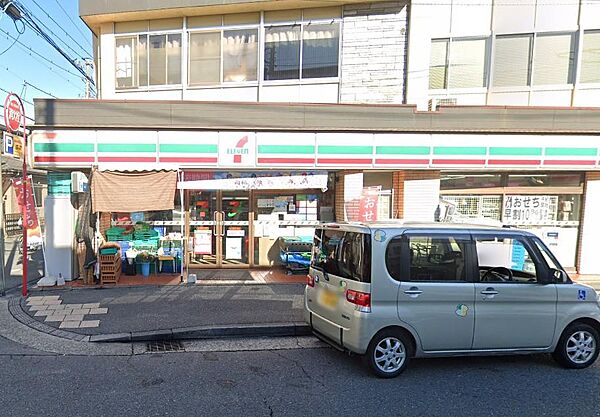 横須賀安浦町にある24時間営業のコンビニ。お弁当や惣菜、日用品の品揃えが豊富で、急な買い物や毎日の生活に大活躍。ＡＴＭや各種手続きも利用可能で、身近にあると日々の暮らしがさらに便利かつ快適になります。