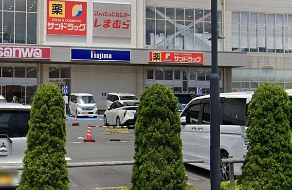 横須賀の海沿いエリアにあるドラッグストア。医薬品や化粧品はもちろん、日用品や食品の品揃えも充実しています。広々とした店内で快適にお買い物ができ、毎日の暮らしに利便性と安心感をプラスしてくれる存在です。