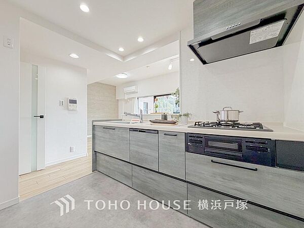 夫婦そろってキッチンに立っても調理がしやすく余裕の広さ。家事をしながら会話も弾みます。