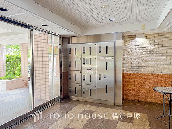 普段留守がちなご家族にも安心な宅配ボックスを完備。再配達を頼む手間を省ける嬉しい設備です。